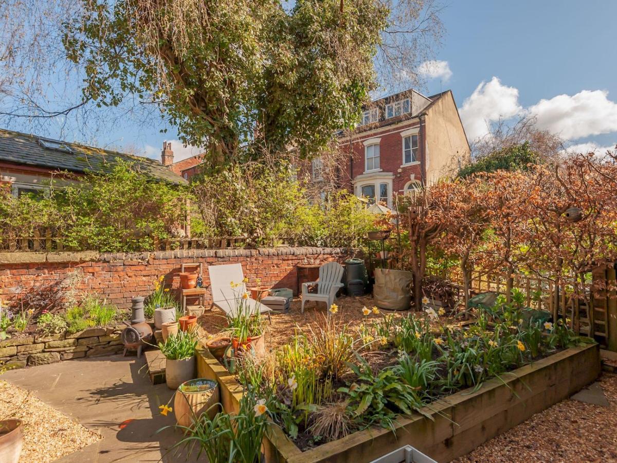 Pass The Keys Wonky Cottage With Amazing Garden Leeds  Exterior foto