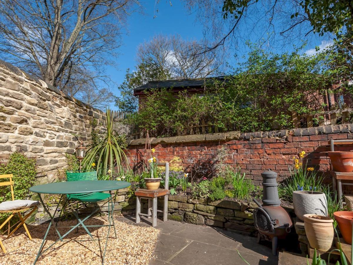 Pass The Keys Wonky Cottage With Amazing Garden Leeds  Exterior foto