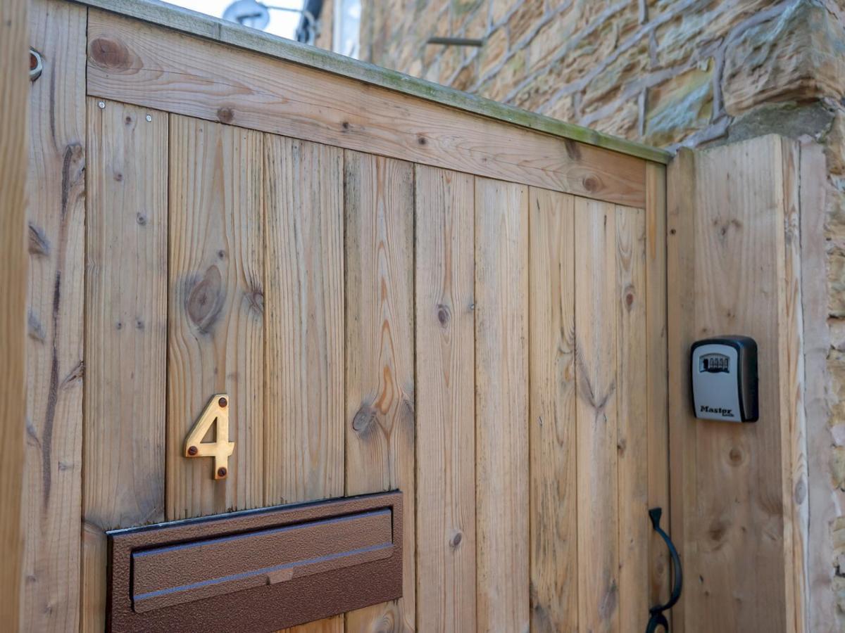 Pass The Keys Wonky Cottage With Amazing Garden Leeds  Exterior foto