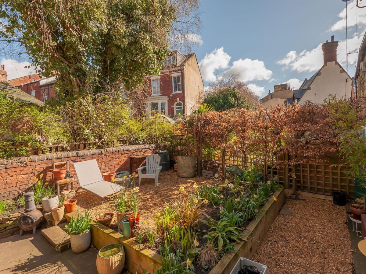 Pass The Keys Wonky Cottage With Amazing Garden Leeds  Exterior foto